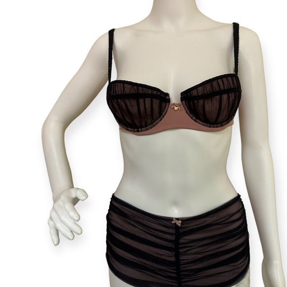 Vintag Moschino Rose & Black Lace Unwire Bra Set with Gilded Gold "Heart" Accent - Picture 5 of 10